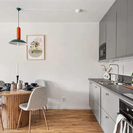 La Nordic Chic With Free Parking