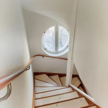 Spacious 5 Bedroom House In Stockholm