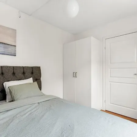 Spacious Close To & Mall *