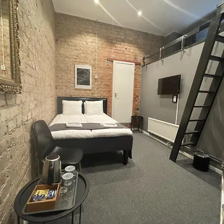 Unique 3*