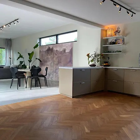 别墅 Modern Near With 4 Bedrooms *