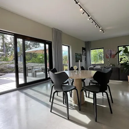 Modern Near With 4 Bedrooms