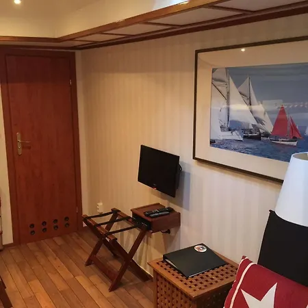 Πλωτό κατάλυμα M/s Monika