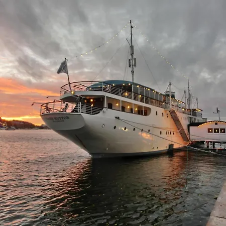 Maelardrottningen Yacht Hotel en barco Estocolmo