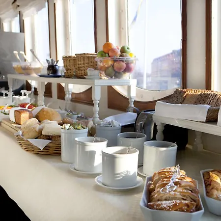 Maelardrottningen Yacht Hotel en barco