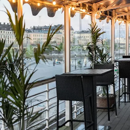 Maelardrottningen Yacht Hotel en barco