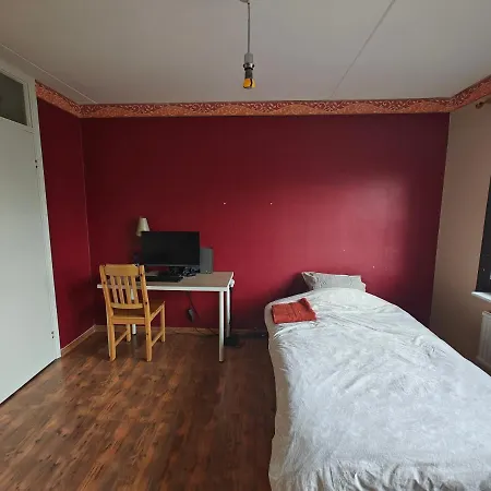 Homestay Large Room, Near Kista Galleria,