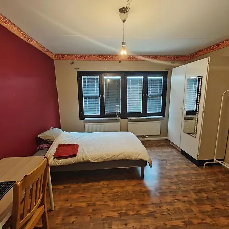 Large Room, Near Kista Galleria, Homestay *
