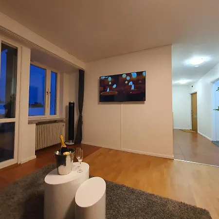 Close To The Subway. Beautiful And Cozy Apartment! *