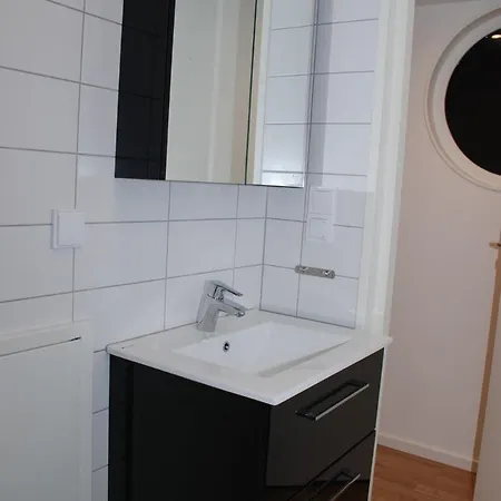 Apartment Smakfullt Attefallshus Med Stort Loft Naera Naturen