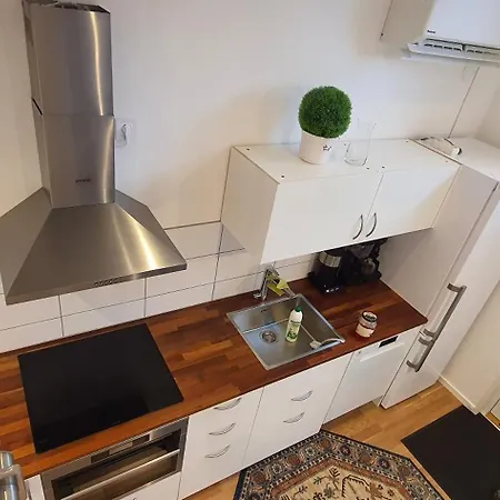 Apartment Smakfullt Attefallshus Med Stort Loft Naera Naturen Stockholm