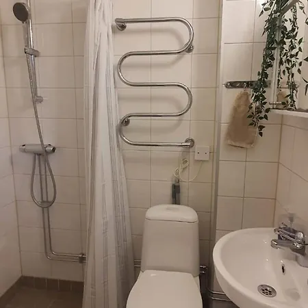 Beautiful Basement Apartment, Very Private And Close To The Metro *