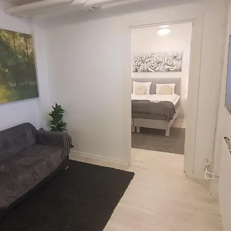 Beautiful Basement Apartment, Very Private And Close To The Metro
