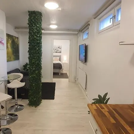 Beautiful Basement Apartment, Very Private And Close To The Metro Appartement Stockholm