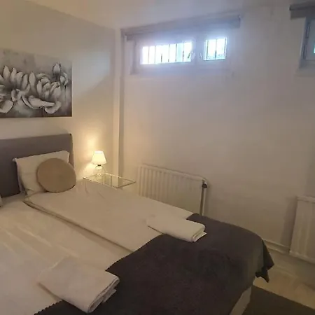 Beautiful Basement Apartment, Very Private And Close To The Metro Appartement