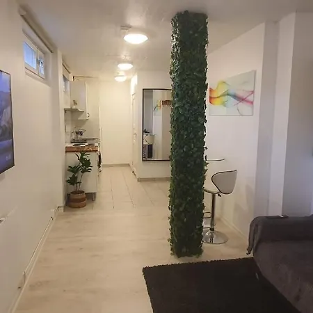 Beautiful Basement Apartment, Very Private And Close To The Metro * Stockholm