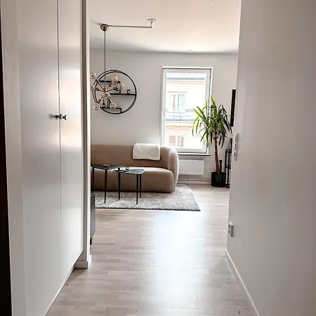 Apartment Modern, Centrally Located Apartment!