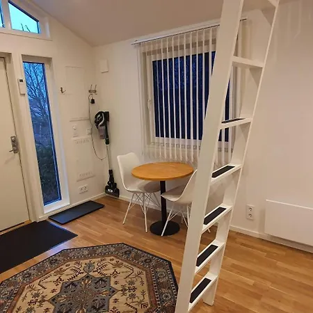 Smakfullt Attefallshus Med Stort Loft Naera Naturen *
