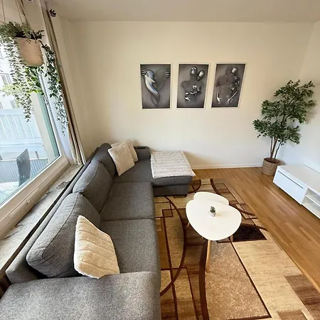 Spacious Near The Subway Appartement